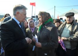 Petr Simonenko communicates with residents of the city