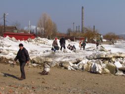 Люди смотрят на ледяные торосы