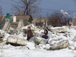 Люди идут по глыбам льда