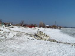 Заледеневший берег Азовского моря