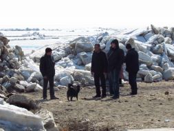 Люди смотрят на ледяные торосы