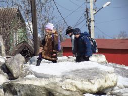 Дети идут по глыбам льда