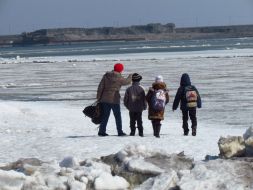 Дети идут по глыбам льда