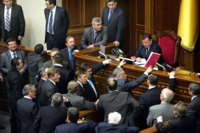 Blocking of tribune of parliament