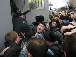 Militia employees near Z-car