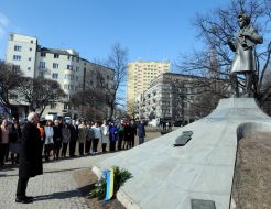 Nikolay Azarov lays flowers at the monument to Shevchenko