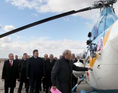 Viktor Yanukovich examines samples of products PAT "Motor-Sich"