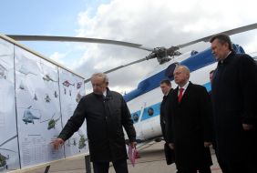 Viktor Yanukovich examines samples of products PAT "Motor-Sich"