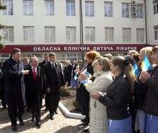 Viktor Yanukovich sto the regional children's hospital