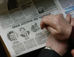 A folk deputy reads a newspaper