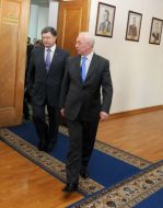 Микола Азаров та Петро Порошенко