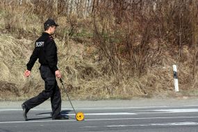 Експерт-криміналіст під час слідчого експерименту на місці ДТП