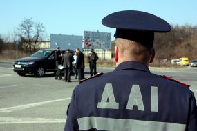 Expert-criminal lawyer during the investigation experiment in place car accident