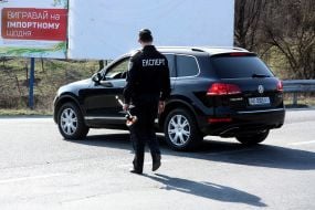 Expert-criminal lawyer during the investigation experiment in place car accident