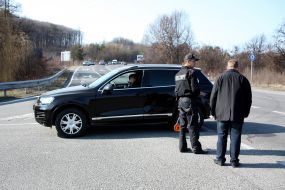 Expert-criminal lawyer during the investigation experiment in place car accident