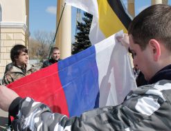 A man holds the flag of Russia