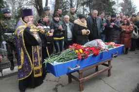 Володимир Березюк біля труни з тілом сина