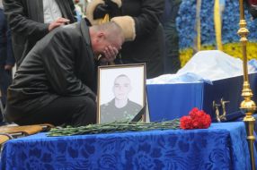 Володимир Березюк біля труни з тілом сина