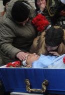 Лариса Чорнових біля труни з тілом сина