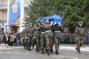 Військовослужбовці несуть труну з тілом Володимира Березюка
