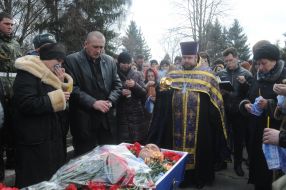 Володимир Березюк біля труни з тілом сина