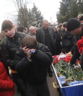 Володимир Березюк біля труни з тілом сина