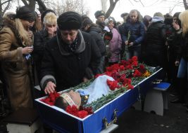 Лариса Чорнових біля труни з тілом сина