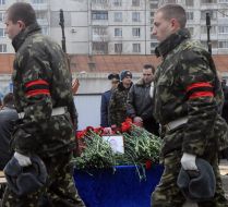 Військовослужбовці проходять повз труну з тілом Володимира Березюка