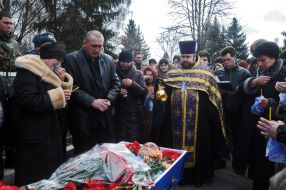 Володимир Березюк біля труни з тілом сина