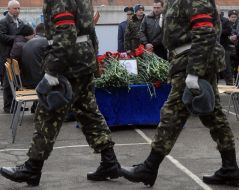 Військовослужбовці проходять повз труну з тілом Володимира Березюка