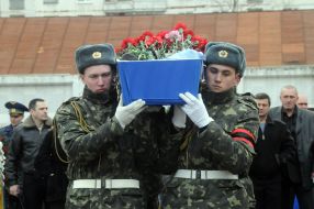 Військовослужбовці несуть труну з тілом Володимира Березюка