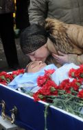 Лариса Чорнових біля труни з тілом сина