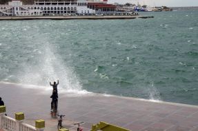 Waves on to the embankment