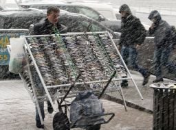 A salesman transports a stand with glasses