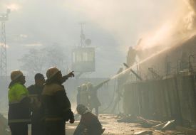 Работники МЧС ликвидируют пожар