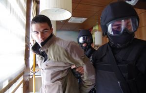 Офицер спецподразделения СБУ «Альфа» ведет задержанного