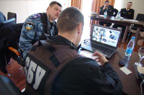 Сотрудник СБУ просматривает съемку с камер наблюдения