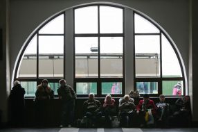 Пассажиры на вокзале