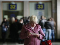 Жінка розглядає квиток 