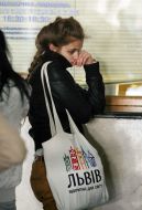 Девушка стоит возле кассы