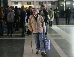 Пожилой мужчина возле касс Киевского железнодорожного вокзал