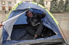 Учасник акції сидить в наметі