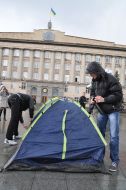 Учасники акції встановлюють намет