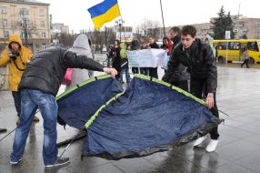 Учасники акції встановлюють намет