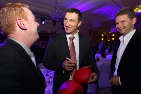 Vladimir Klitschko puts an autograph