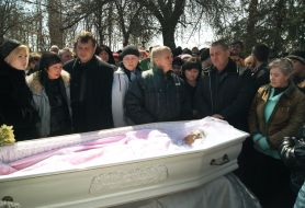 Tatyana Surovitskaya  near a coffin with her daughter