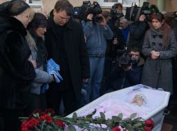 Tatyana Surovitskaya  near a coffin with her daughter
