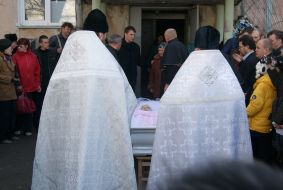 Priests near a coffin with the body of Oksana Makar