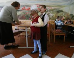 Слепые дети в столовой