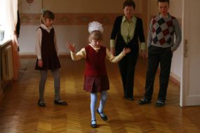 Слепая девочка идет по коридору